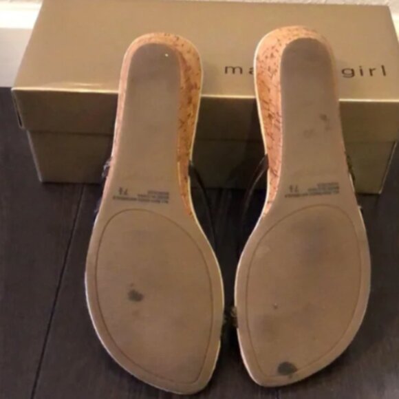 Madden Girl Low Wedge Heel Thong-Sandal Sz 7.5 Brown Bronze #267L - Picture 7 of 8